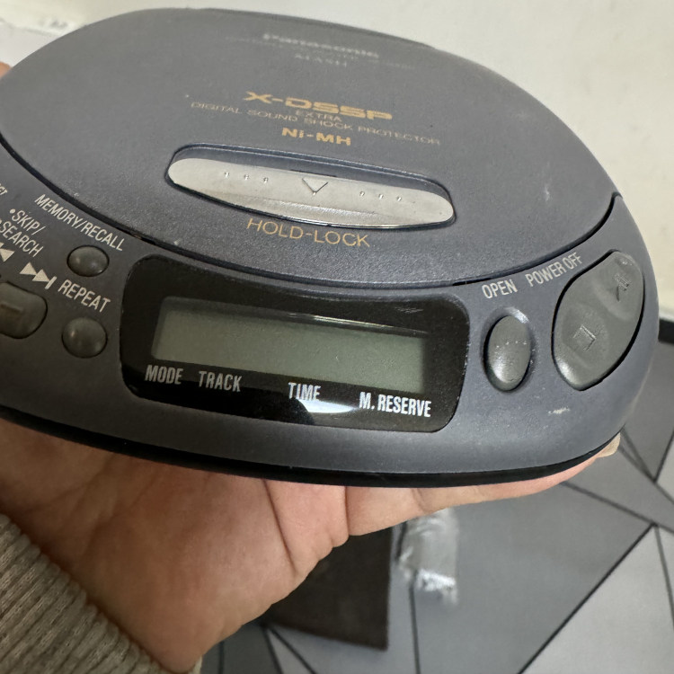 震惊！这台30年前的日版CD随身听，居然让我彻底戒掉了蓝牙耳机