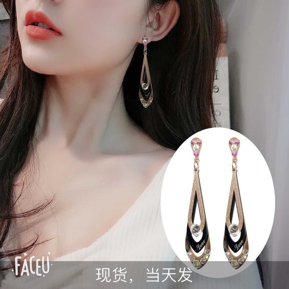 Douyin the same geometric diamond earrings Japanese and Korean fashion all-match titanium steel earrings show face thin ear acupuncture trendy women