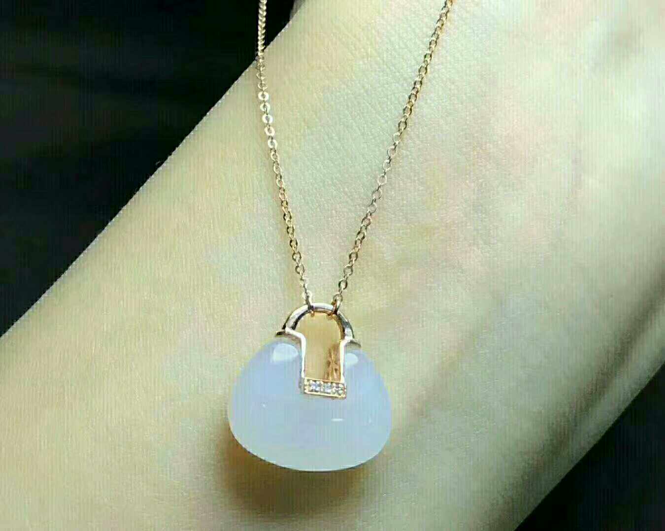 Natural Xinjiang and Tian Baiyu pendant 18k gold inlaid material with clean and flawless texture Oil moisturizing fine crystal clear