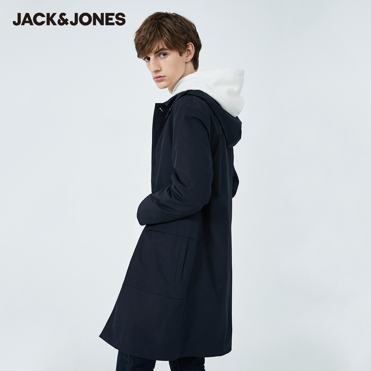 Jack Jones trong một nhỏ gọn áo kinh doanh rãnh rắn màu với nam giới mùa xuân / mùa hè khoe