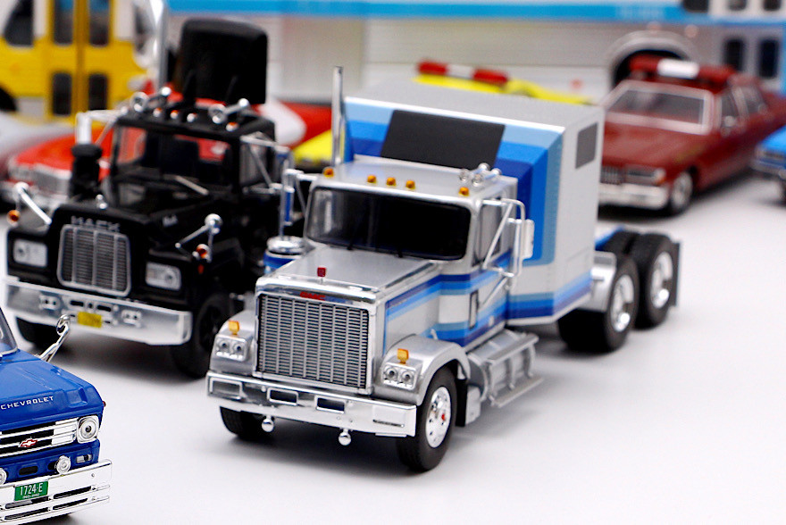 Miniature Camion GMC General 1980 1/43 IXO – Noir Zamak Boîte Fermée