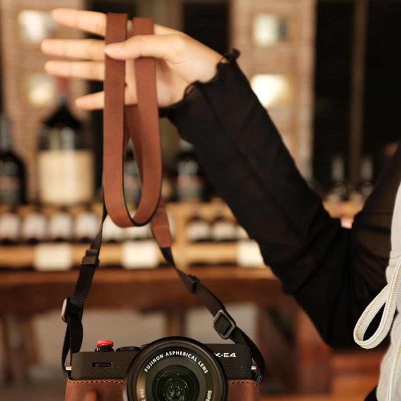Suitable for Sony zve10 adjustable camera holding baby bag xe4 hanging rope A7c genuine leather shoulder strap 6400 inclined cross-holding baby bag
