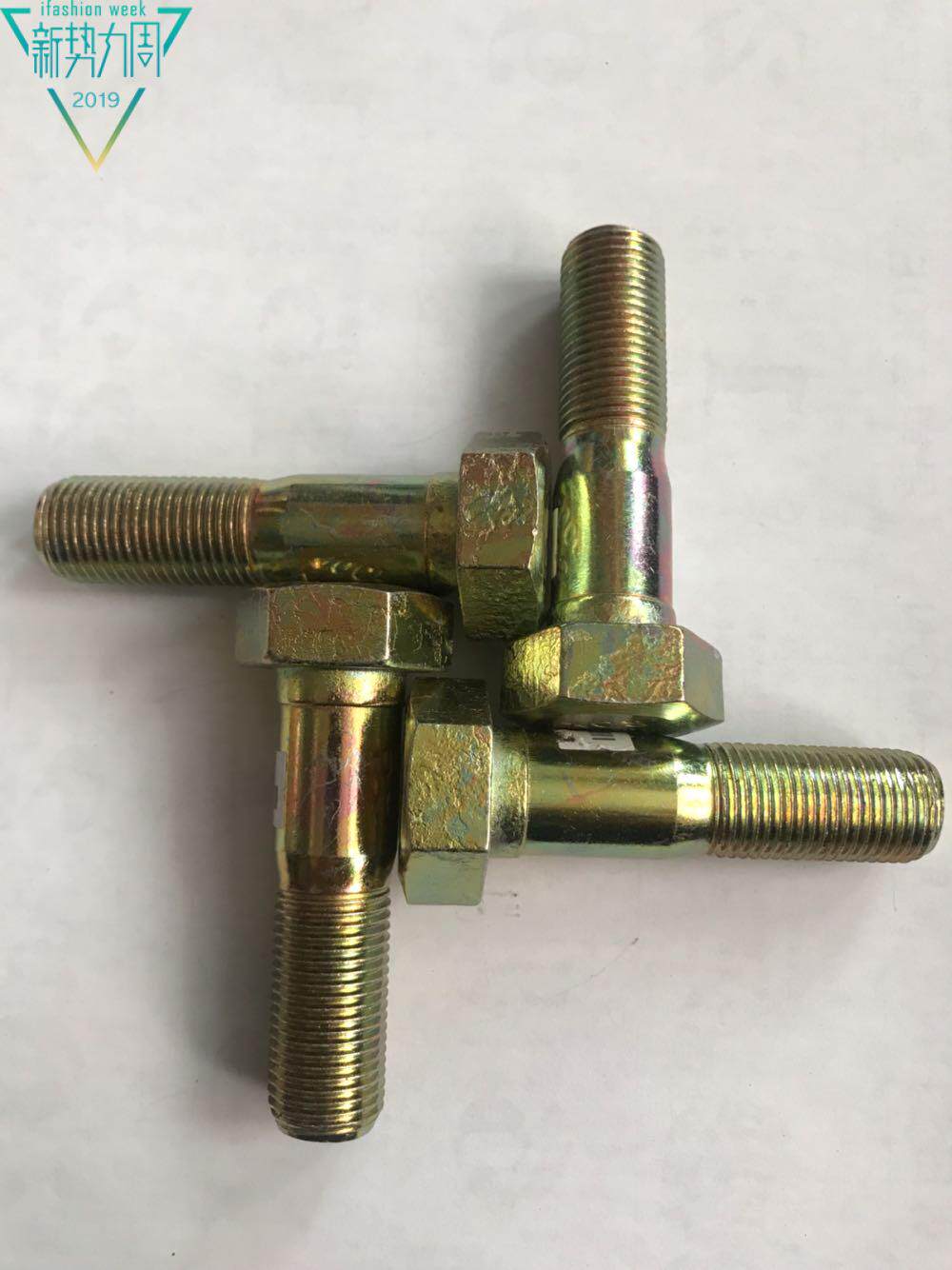 Dongfeng 153 days dragon truck semi - axis screw high strength 40 chrome steel M17x72 M17x80 lengthening high quality bolt