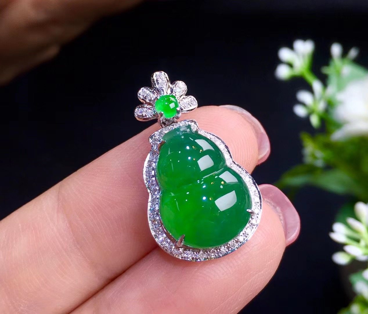 Myanmar natural A goods emerald pendant ice species full of green plinth 18K gold inlaid with jade ladies