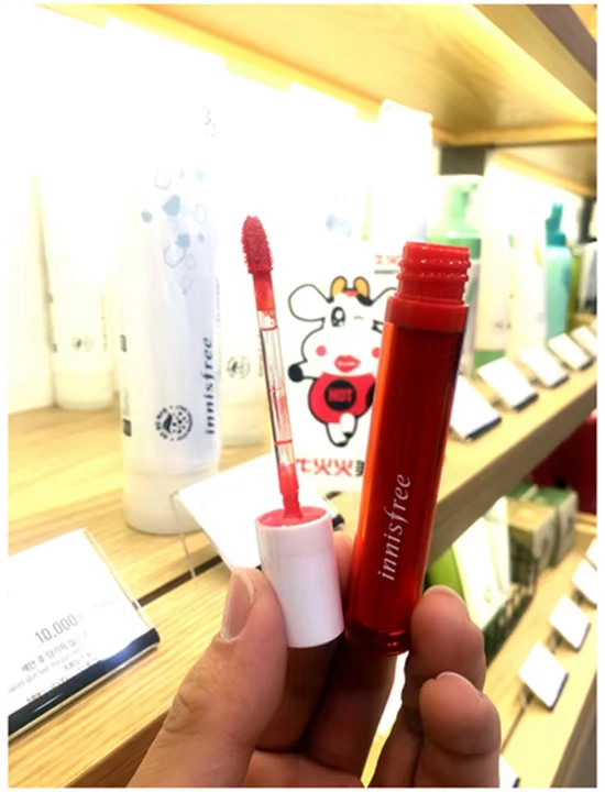 Yue Shi phong cách mới Vivid Oil tint tinh dầu không làm mất màu son bóng nhẹ son bóng 05 # màu cà chua thối - Son bóng / Liquid Rouge
