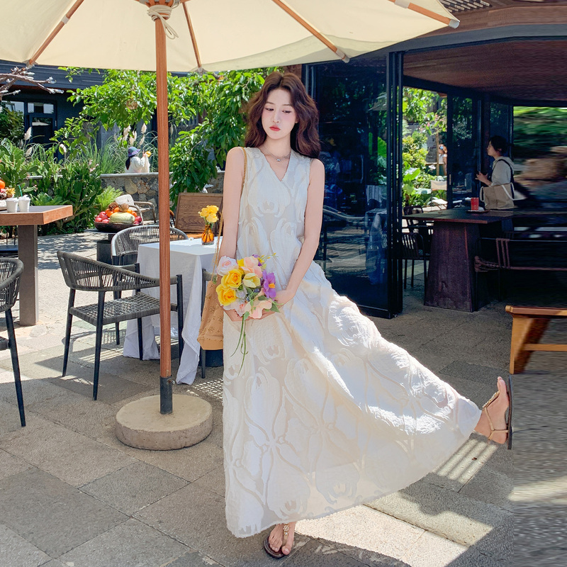 Designed with Embossed White Sleeveless Loose V-Neck Dress, 2026 New Slimming Mid-Length Seaside Vacation Dress
