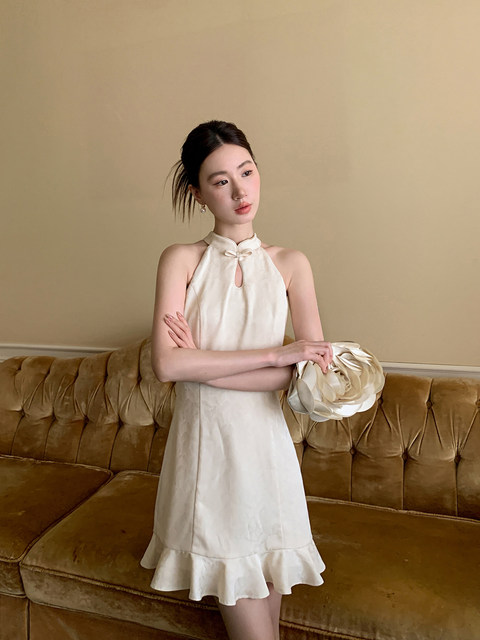 XXNING New Chinese-style Chinese-style plate-button halter-neck dress, elegant, high-end, waist-cinching lace long skirt