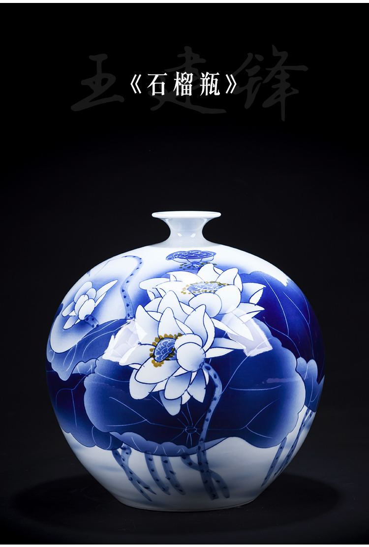 Jingdezhen ceramic hand - made of new Chinese blue and white porcelain vase pomegranate bottle place to live in the living room TV cabinet decoration