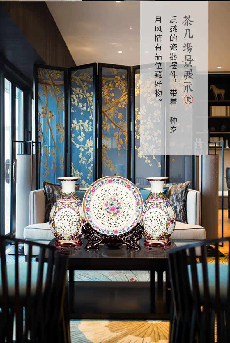 Jingdezhen ceramics hollow - out floret bottle three - piece suit of blue and white porcelain flower arranging Chinese wine sitting room adornment is placed