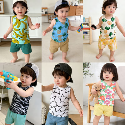 For newborn male babies, summer tummy protection wear a sleeveless small vest with a strappy top