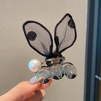 Серый кролик ухо