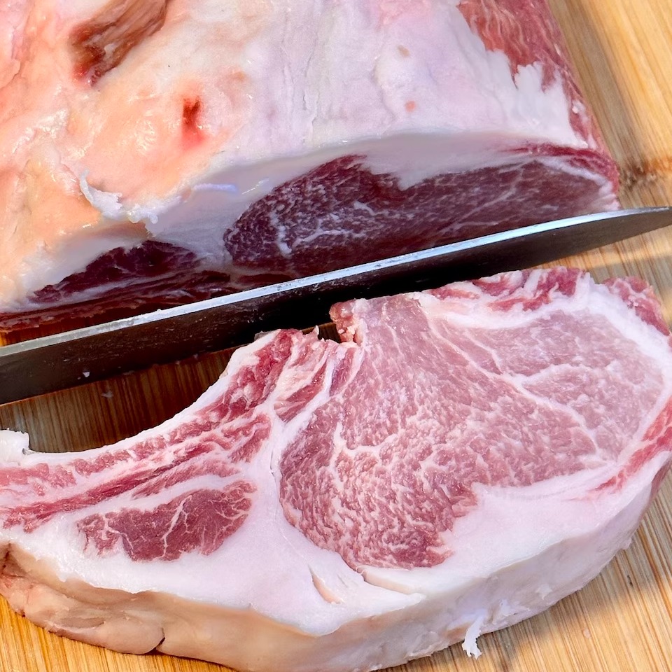 伊比利亚黑猪肉的贵族之旅：西班牙去骨大排的魅力