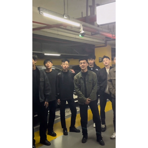 Черные джинсы, штаны, штаны-клёш, свободный прямой крой, стройный силуэт, в американском стиле