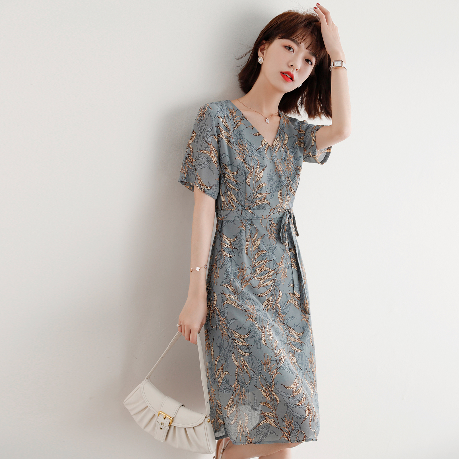 FENPERATE French printed V - collar dress female summer new snffin tie with a slim medium dress