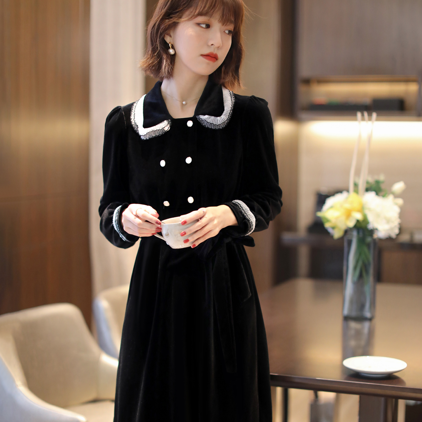 French romantic luxury high-end golden velvet dress female 2022 spring and autumn temperament thin Hepburn wind small black dress