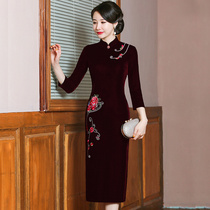 Golden velvet qipao with long style 2023 embroidered Chinese windy wedding mother with noble gown wedding party wedding banquet