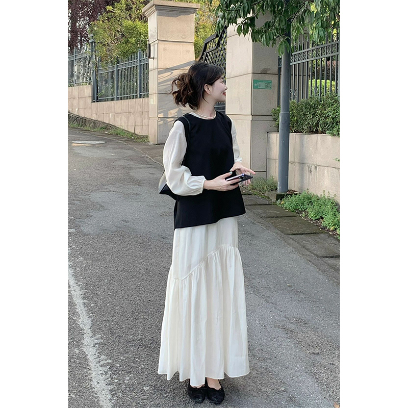 Sweet and Age-Reducing Outfit for Women in Spring, Summer and Autumn. Gentle Style, Slimming Black Vest Paired with Long-Sleeved White Dress