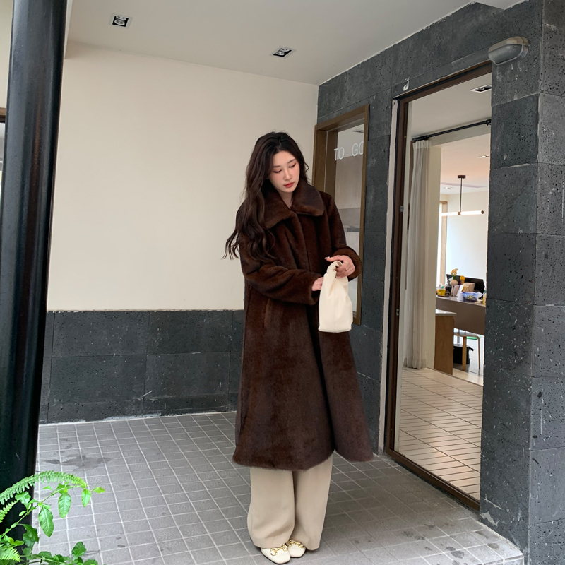 Fur-Integrated Fur Coat for Women, Long Square Collar Brown Mink Coat, 2023 Winter, Loose Fit, Thickened, Eco-Friendly Plush