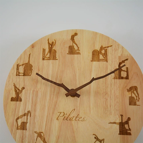 Северная гостиная дома минималистская циркулярная висящая колокольчика музей йога пилат -одиночка с твердым деревом часов