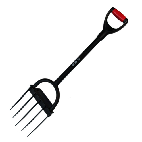 Поворот заземляющий сосновый артефакт на открытом воздухе. Поворот по почве, открывая пустошь мотыга