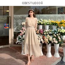One meter five small man wearing a French high waist hipster fold seven fold sleeve slim Big V collar dress