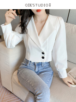 White suit wearing a V-neck two-button short shirt very fairy top Super fairy design sense female temperament niche