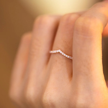 Exquisite small romantic v-shaped diamond ring closed style