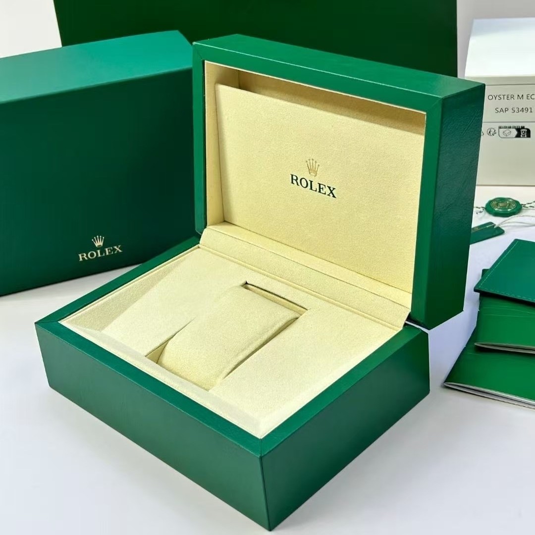 Crown Brand Watches, Such as the Submariner, Daytona, and Yacht-Master Series, Come with High-End Packaging Boxes for Storage and Gift Giving