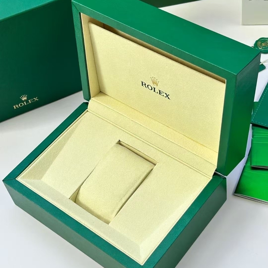 Crown Brand Watches, Such as the Submariner, Daytona, and Yacht-Master Series, Come with High-End Packaging Boxes for Storage and Gift Giving