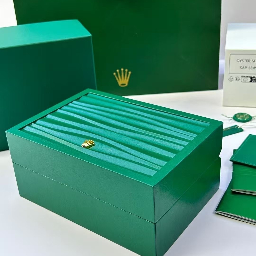 Crown Brand Watches, Such as the Submariner, Daytona, and Yacht-Master Series, Come with High-End Packaging Boxes for Storage and Gift Giving