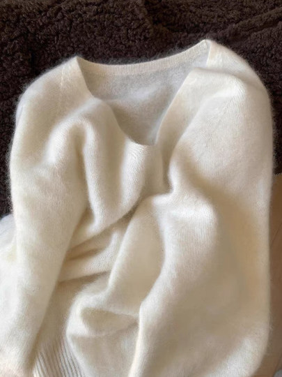 Lazy and soft white v-neck raccoon velvet sweater women's pullover autumn and winter loose old money style sweater inner top