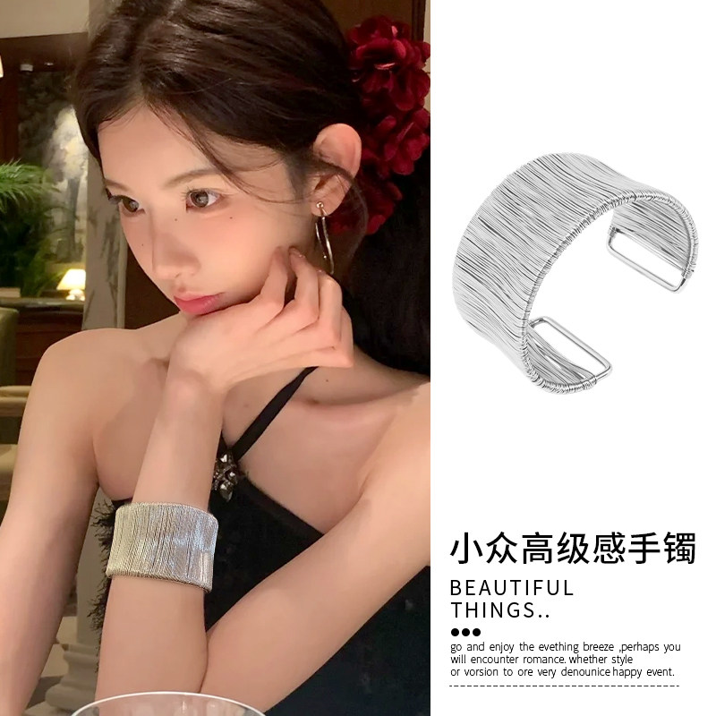 银色小众高级感开口手镯女款轻奢精致金属臂环新款夸张冷淡风配饰