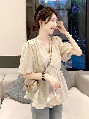 taobao agent French crusher V -collar short -sleeved shirt Female summer temperament unique beauty top, covered with belly skirt small shirt