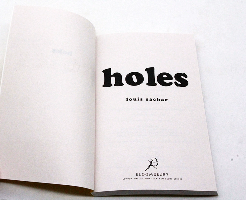 Nguyên bản tiếng Anh Holes cuốn tiểu thuyết tuyệt vời Newbery Medal thưởng thiếu niên tiểu thuyết Giới thiệu sách nổi tiếng Louis Sachar lãi suất ngoại khóa về đọc