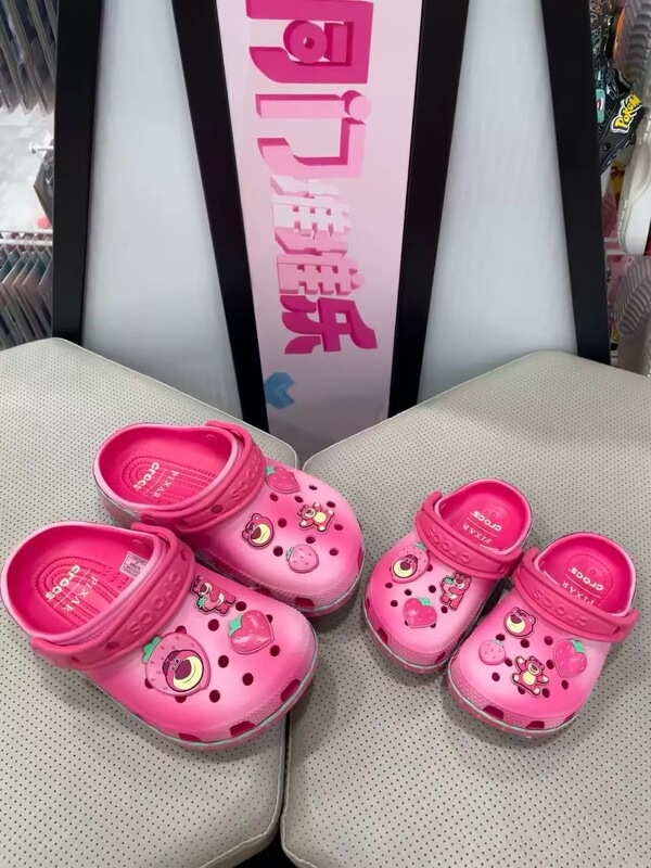 Crocs Toy Story Strawberry Bear Collaboration Series Classic Clogs 212241 212240 Crocs Toy Story Strawberry Bear Collaboration Series Classic Clogs 212241 212240