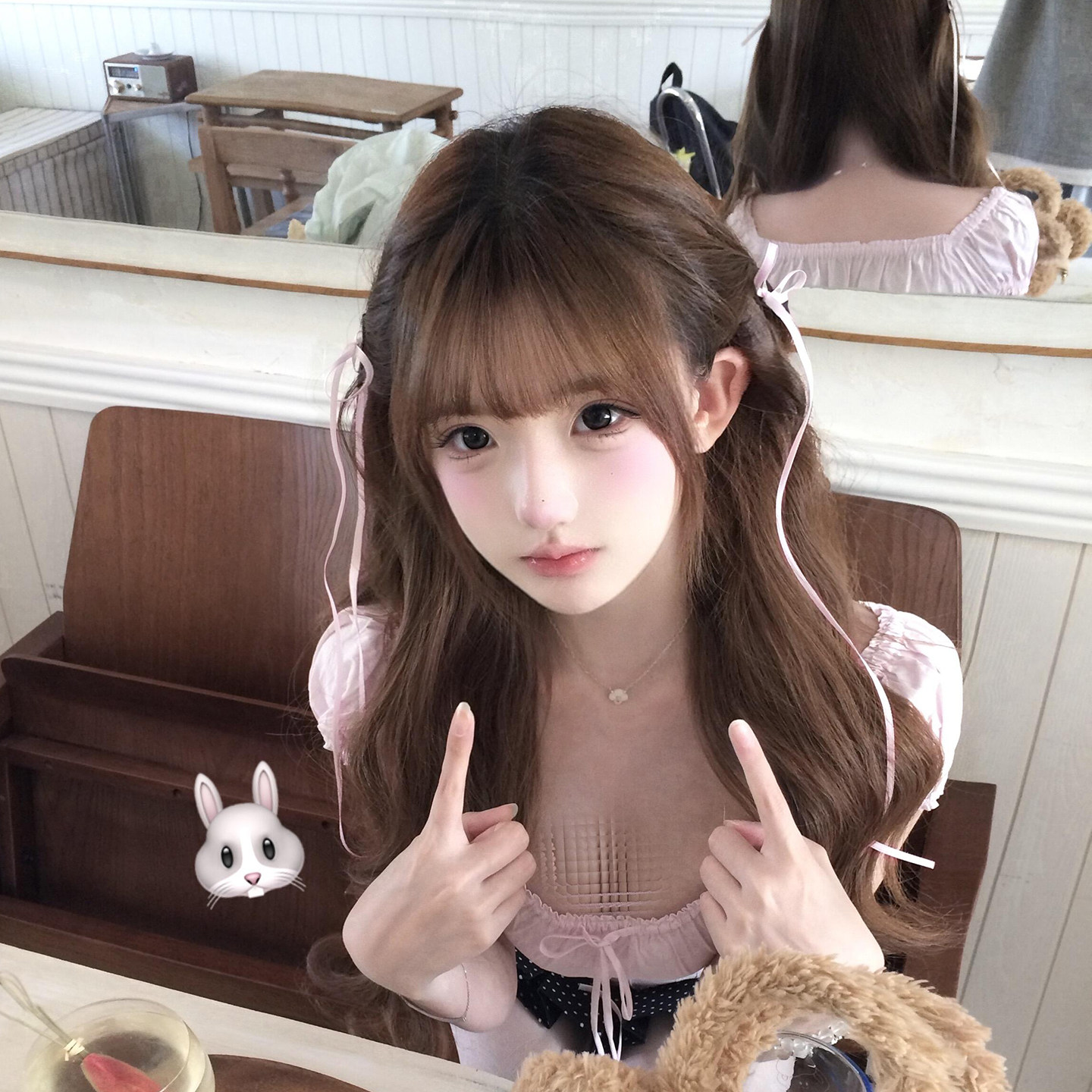 Soft pink! Princess hair clip with side-mounted bow, ribbon, and elegant ponytail hair accessory.