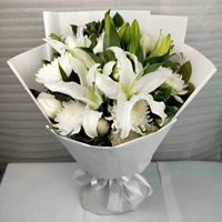 19 белые хризантемы и белые розы, смешанные с белой лилией Букет