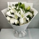 19 белые хризантемы и белые розы, смешанные с белой лилией Букет