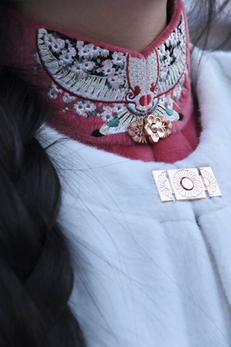 Пятно сгущенного плюшевого двойного слоя с карманами, имитационными норками для волос с двойным слоем круглой шеи в рукаве ханфу зимняя модель