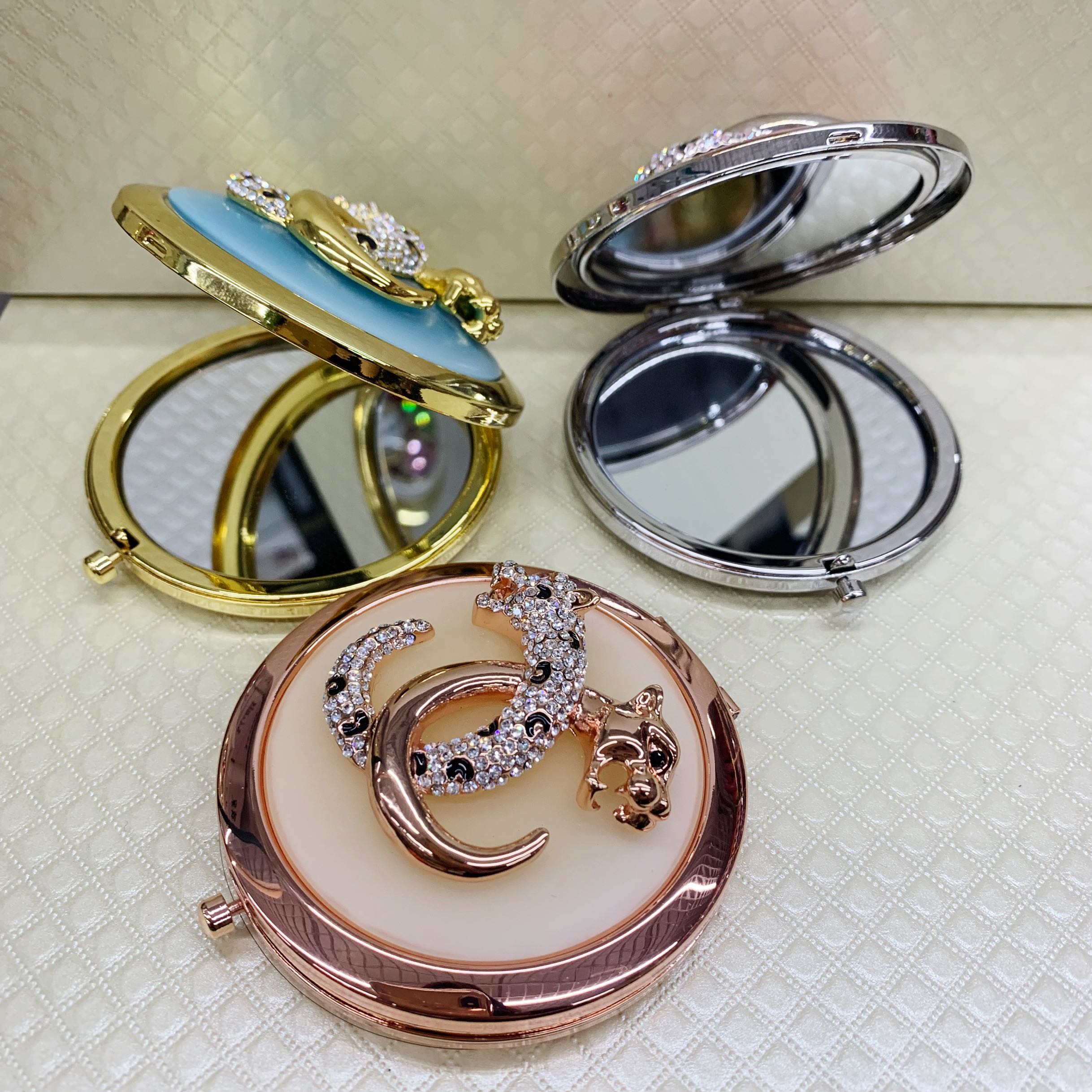 Russian Boutique Carry-on Makeup Mirror Purple Gold Silver Color Border Leopard Folding Bifacial Small Mirror Sends Popularity