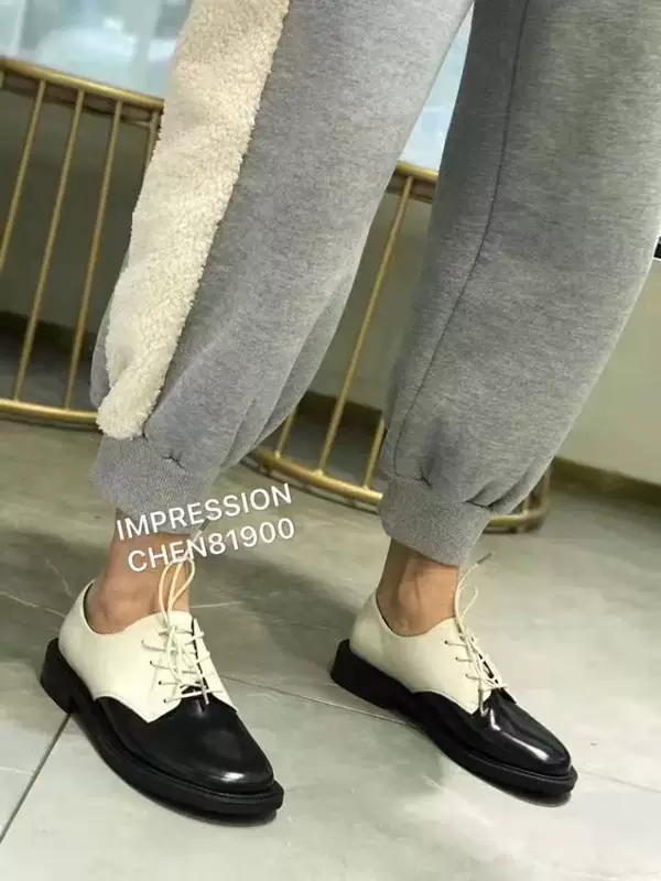 Nhà ga châu Âu mùa thu 2020 giày nữ mới của Hàn Quốc bằng sáng chế da ren-up giày đơn da cắt thấp giày da cổ điển Anh - Giày cắt thấp
