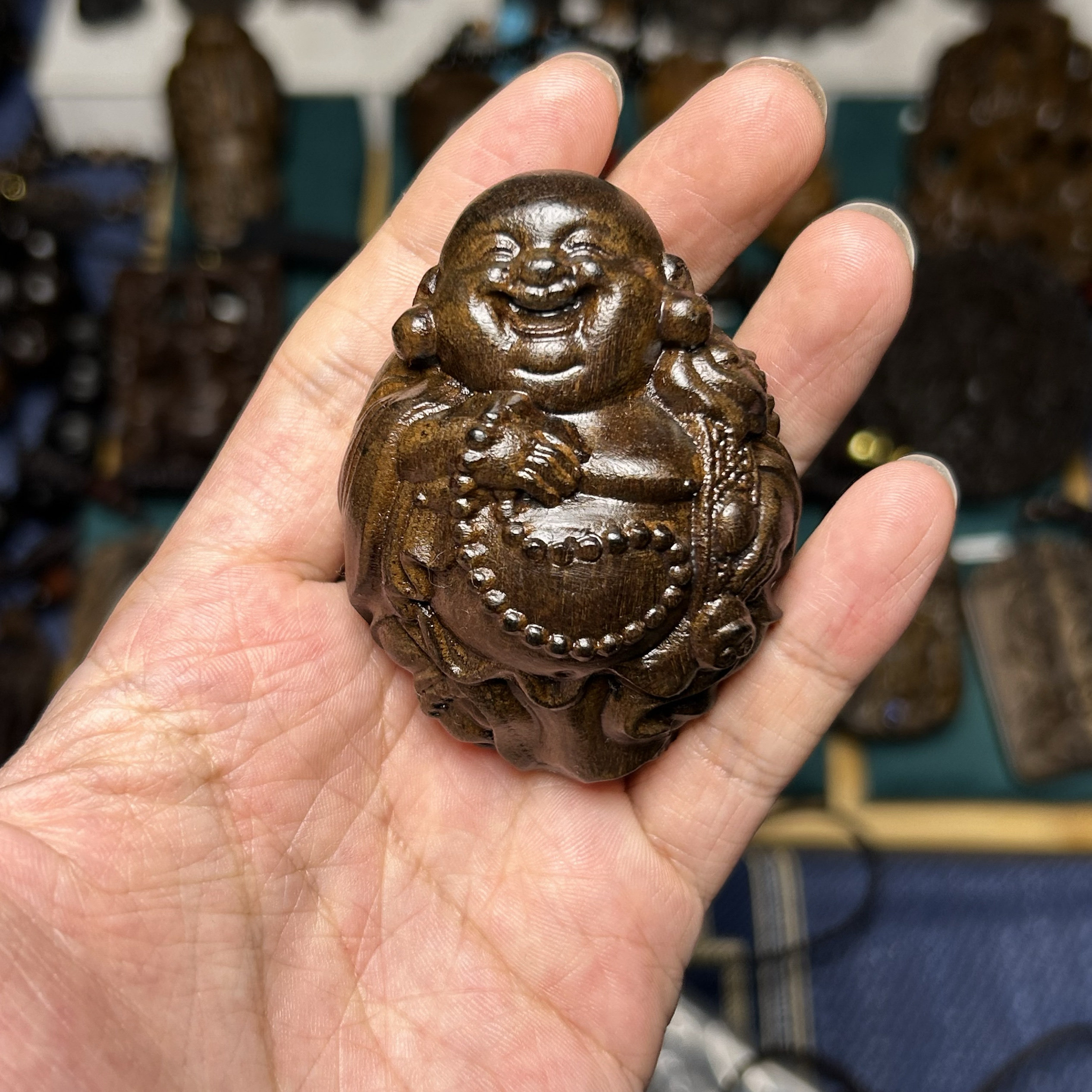 6公分沉香木手把件｜弥勒佛笑脸雕工绝了！盘它上手就不想放下！-木艺