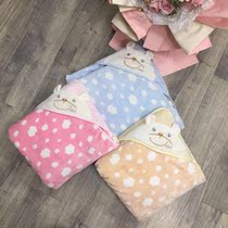 The Dodot cloud flannel hug blanket is held by CS8853 (805)