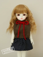 Зеленый свитер, браслет из красной нити