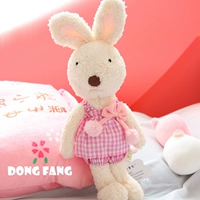 Зеленая розовая и белая клетчатая одежда белый кролик