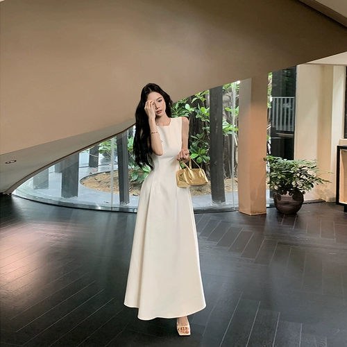 Белое летнее платье, приталенный жилет без рукавов, корсет, длинная юбка, яркий броский стиль, изысканный стиль