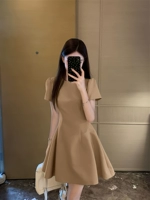 Коричневый цвет [стиль с короткими рукавами]