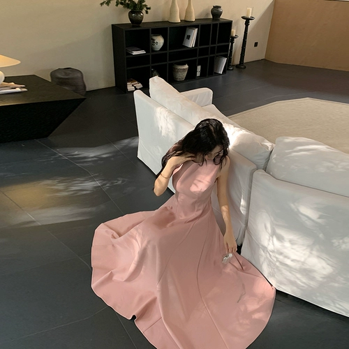 Белое летнее платье, приталенный жилет без рукавов, корсет, длинная юбка, яркий броский стиль, изысканный стиль