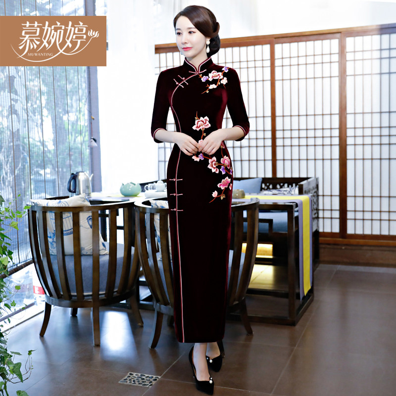 Velvet cheongsam improved 2022 new long-sleeved noble autumn dress middle-aged and elderly gold velvet dress mother wedding dress