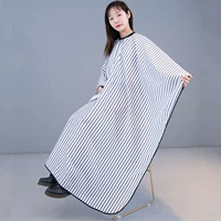Абрикосовый белый черно -белый полосатый забор